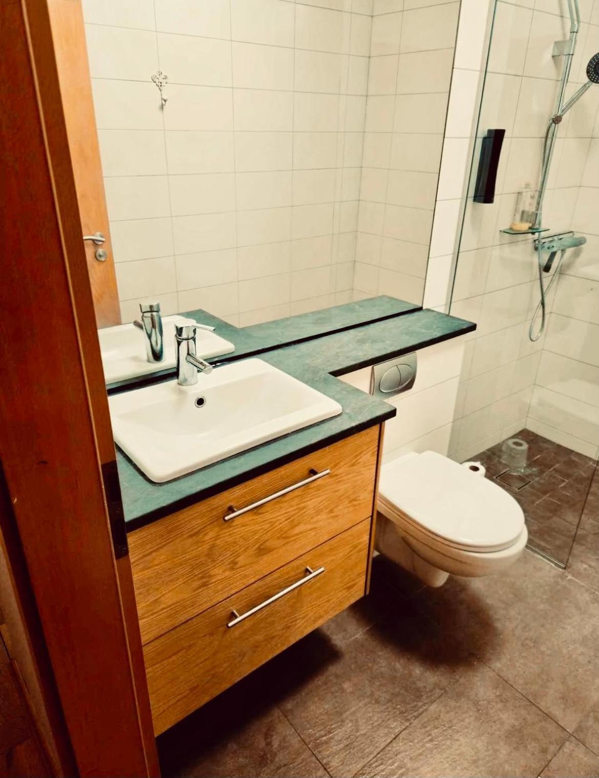G10 Apartments アークレイリ エクステリア 写真